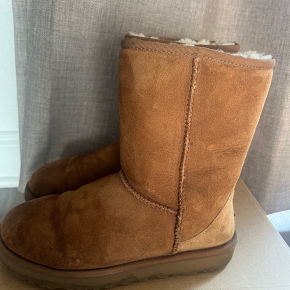 UGG Women’s Classic Short II boots - Picture 4 of 10